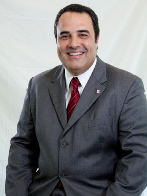 Dr. Carlos González